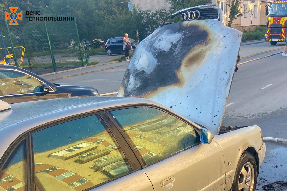 Новини Тернополя - фото з У Чорткові посеред дороги загорівся автомобіль На зображенні може бути: 1 особа та текст