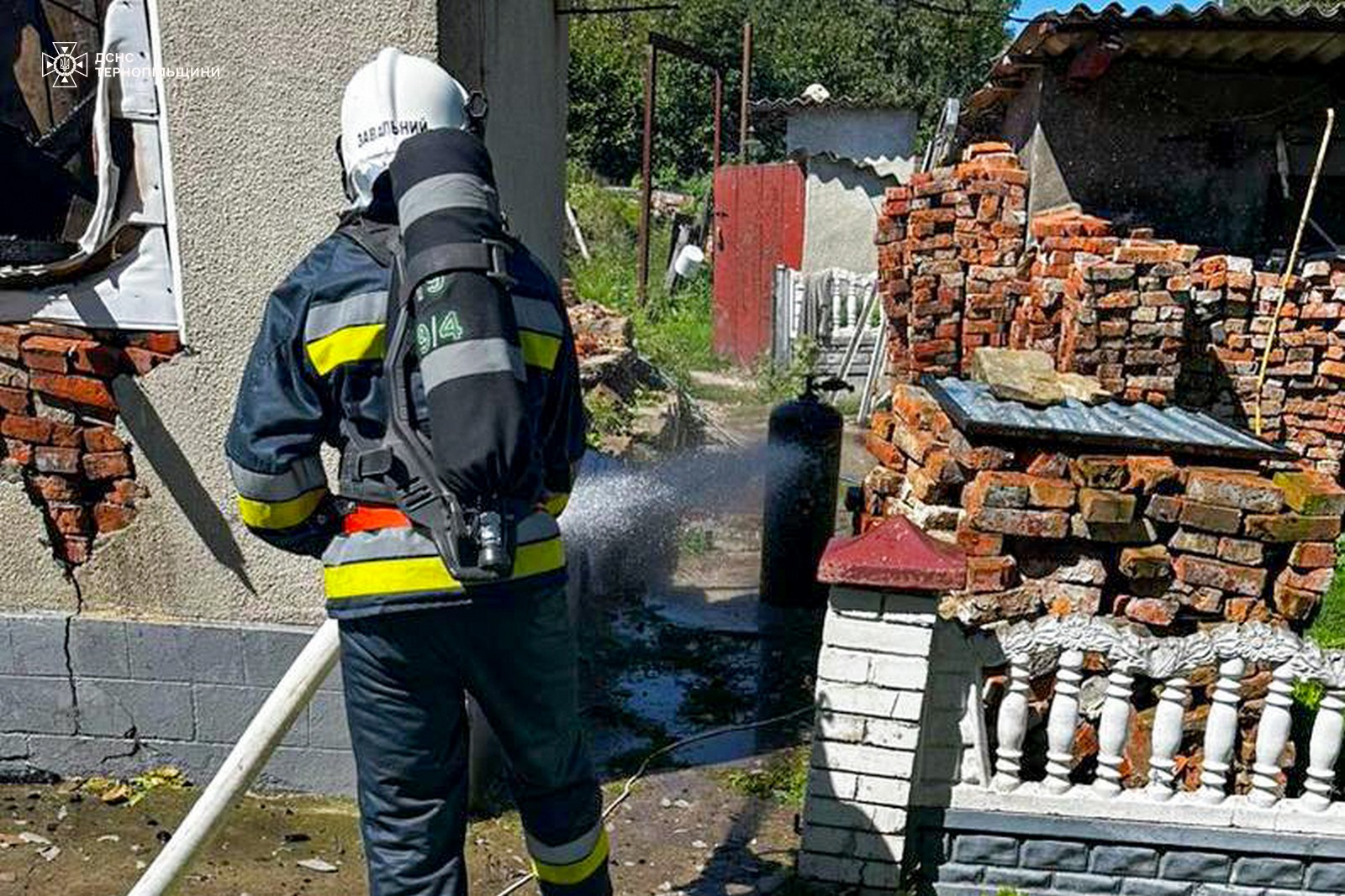 Новини Тернополя - фото з У Чорткові посеред дороги загорівся автомобіль На зображенні може бути: 1 особа та вогонь