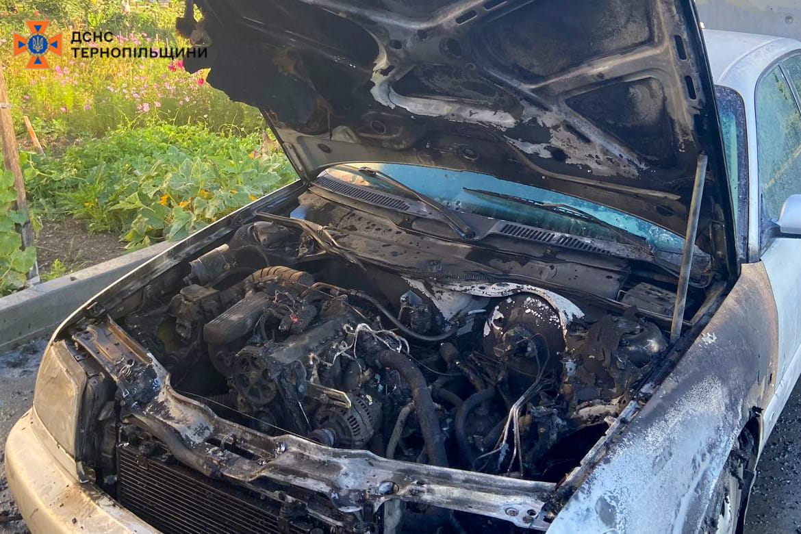 Новини Тернополя - фото з У Чорткові посеред дороги загорівся автомобіль На зображенні може бути: текст