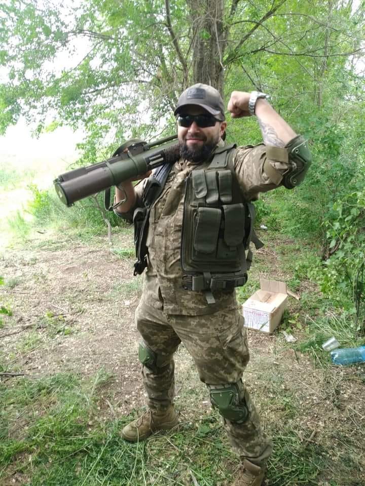 Новини Тернополя - фото з Захищаючи Україну загинув знаний в Тернополі військовий, байкер та художник Роман Довгалюк На зображенні може бути: 1 особа