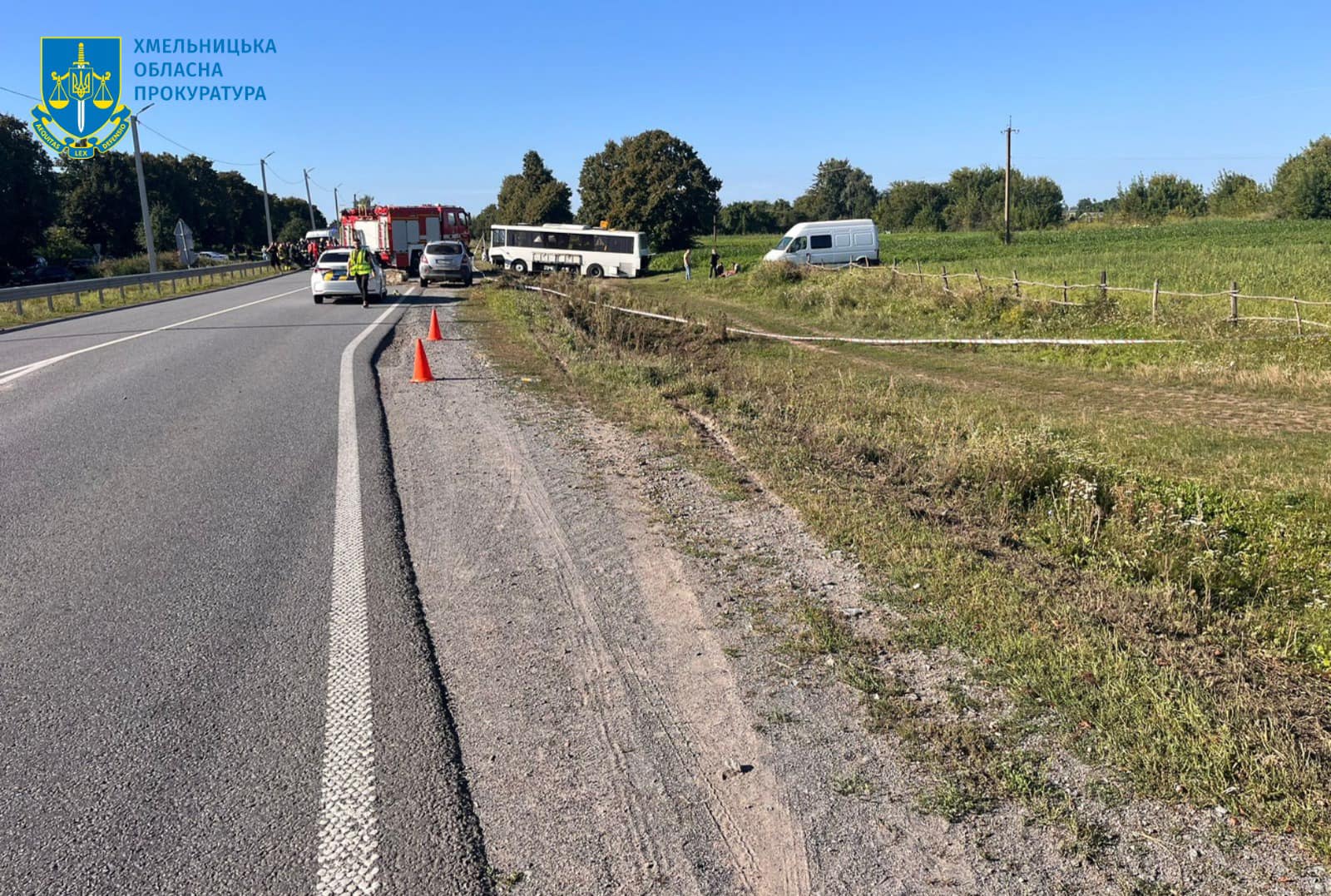На зображенні може бути: трава, дорога та текст «ХМЕЛЬНИцЬКА ОБЛАСНА ПРОКУРАТУРА»