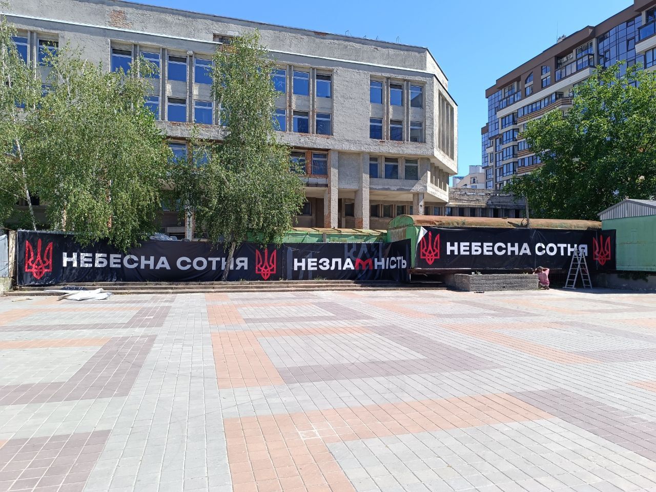 Новини Тернополя - фото з На площі Героїв Євромайдану встанолюють нові банери