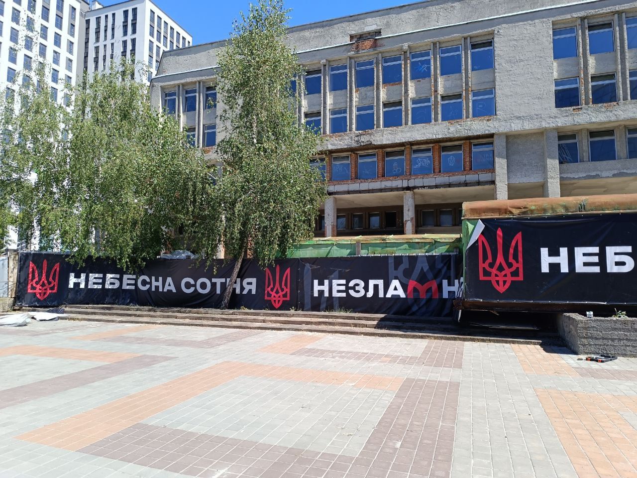 Новини Тернополя - фото з На площі Героїв Євромайдану встанолюють нові банери