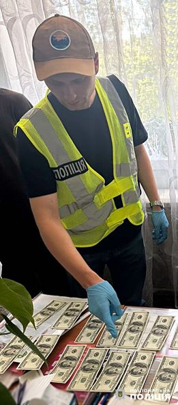 Новини Житомира - фото з 2000 доларів за оформлення інвалідності: у Житомирському районі на хабарі викрили лікаря-невропатолога