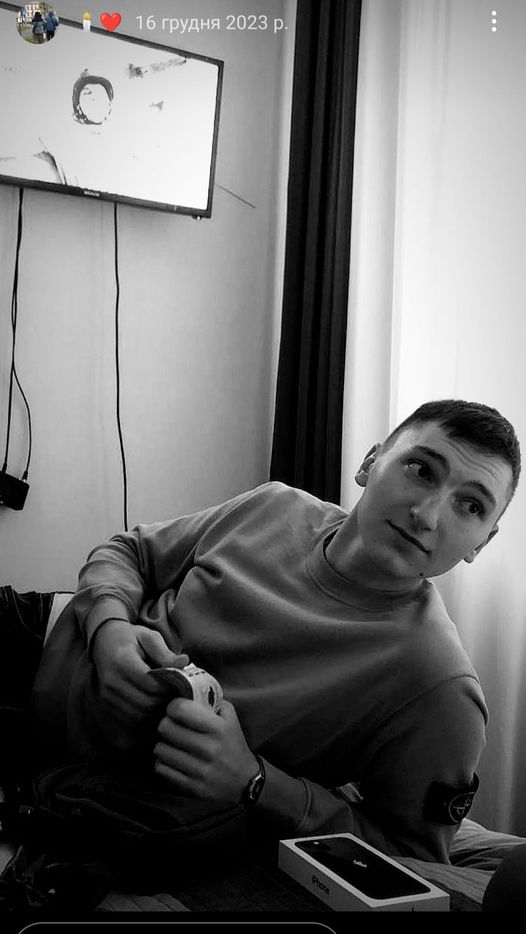 Новини Тернополя - фото з Просять підтримати петицію про присвоєння Роману Чорнозубу з Тернопільщини звання «Героя України» Можливо, це чорно-біле зображення 1 особа та текст