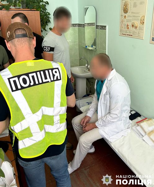 Новини Житомира - фото з 2000 доларів за оформлення інвалідності: у Житомирському районі на хабарі викрили лікаря-невропатолога