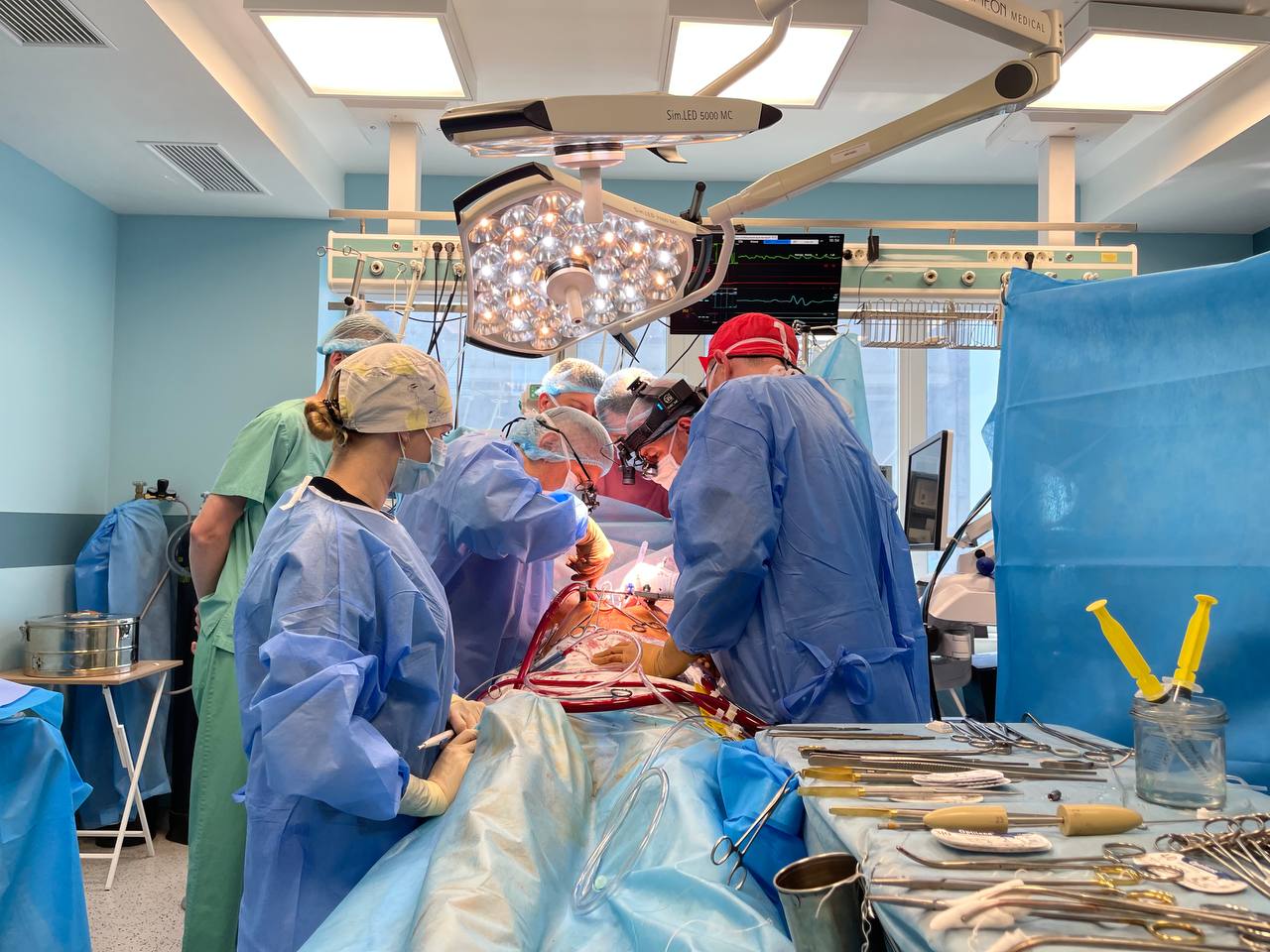 На зображенні може бути: 2 людини, лікарня та текст