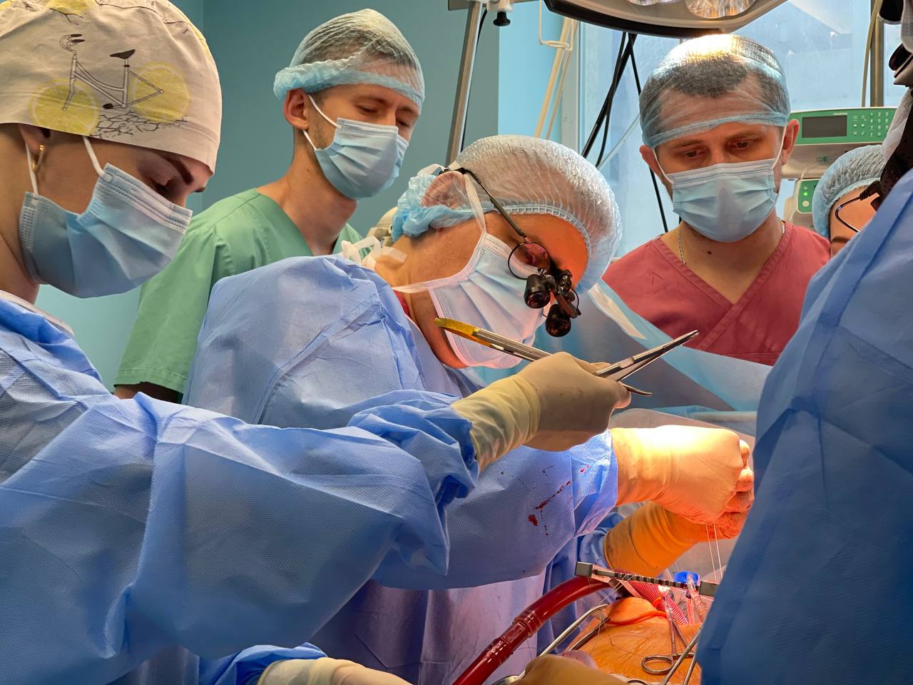 На зображенні може бути: 4 людини та лікарня