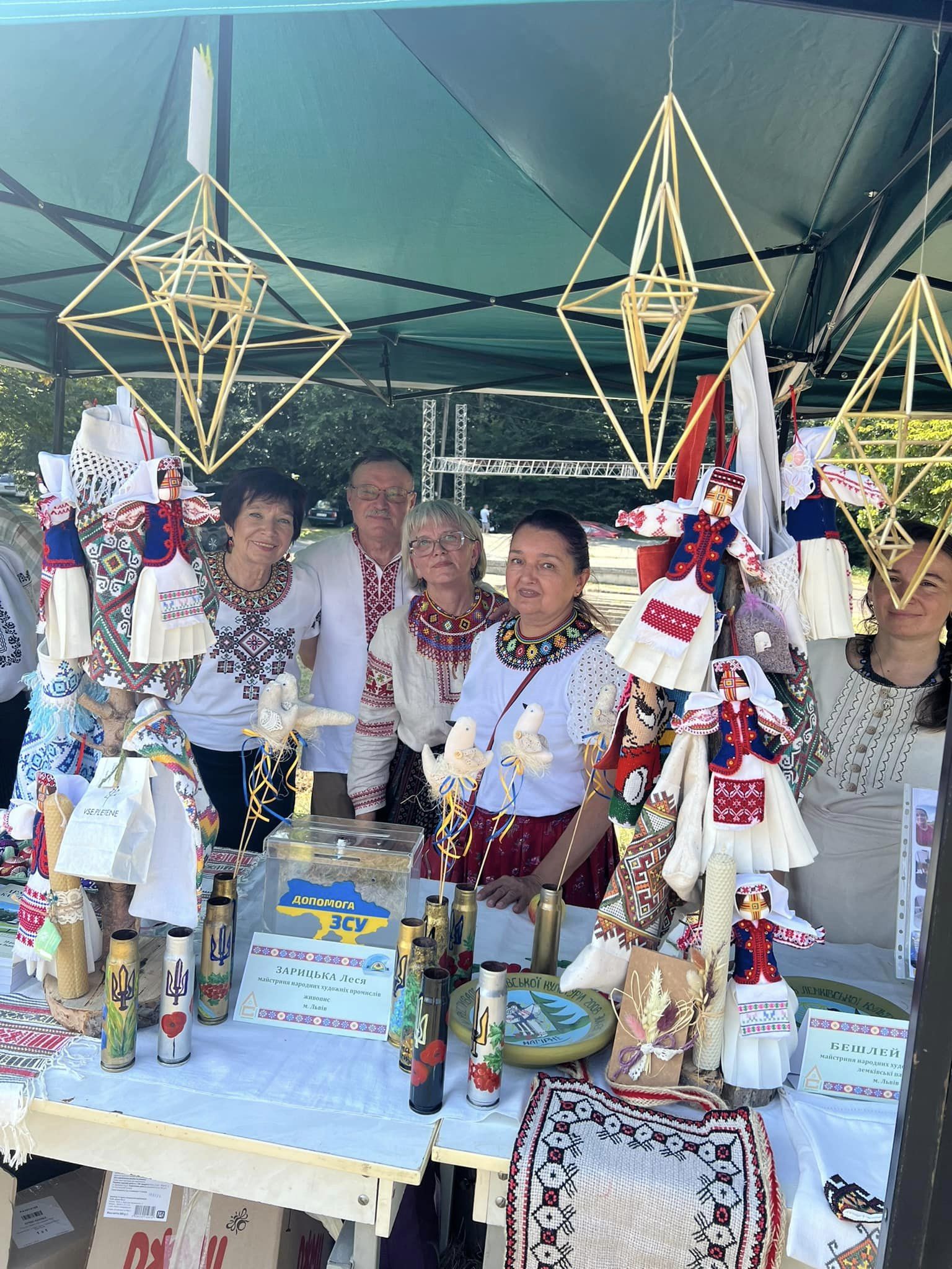 Новини Тернополя - фото з Ватра нескорених: лемки зі всієї України зібрались в Монастириськах На зображенні може бути: 3 людини та текст