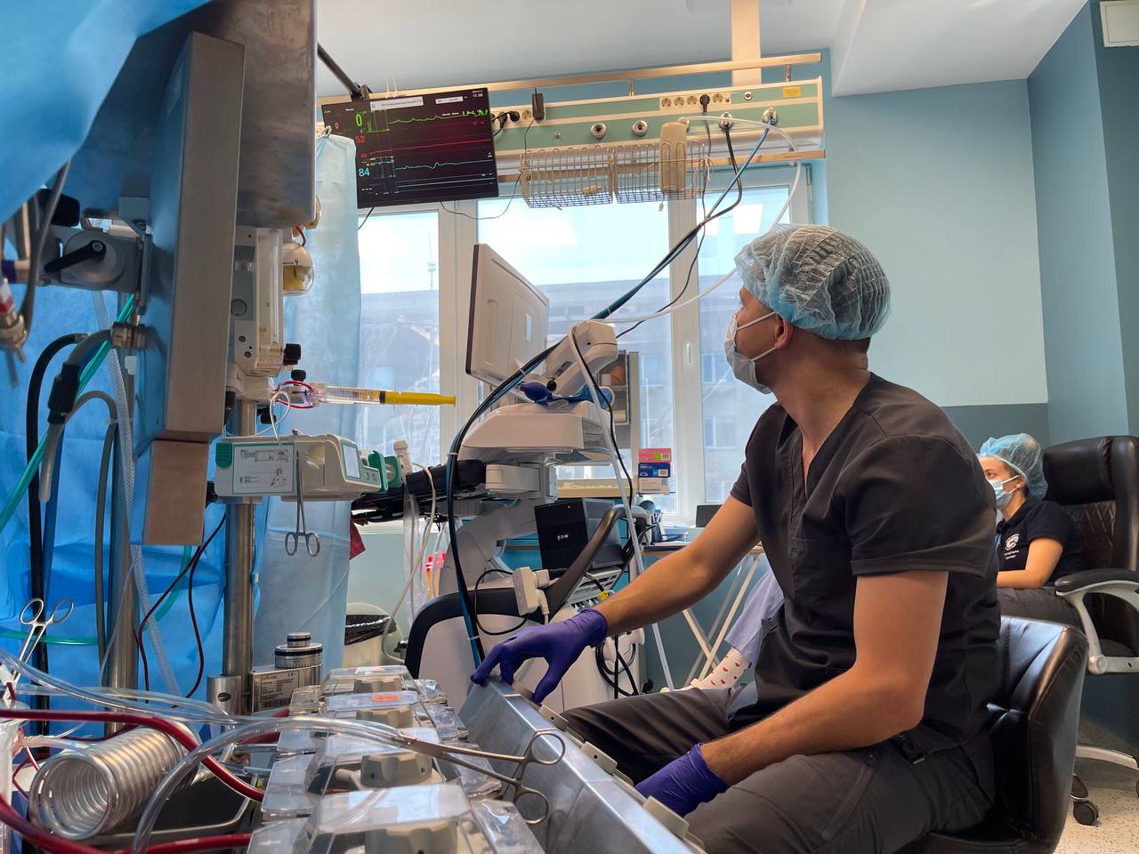 На зображенні може бути: 2 людини, лікарня та текст