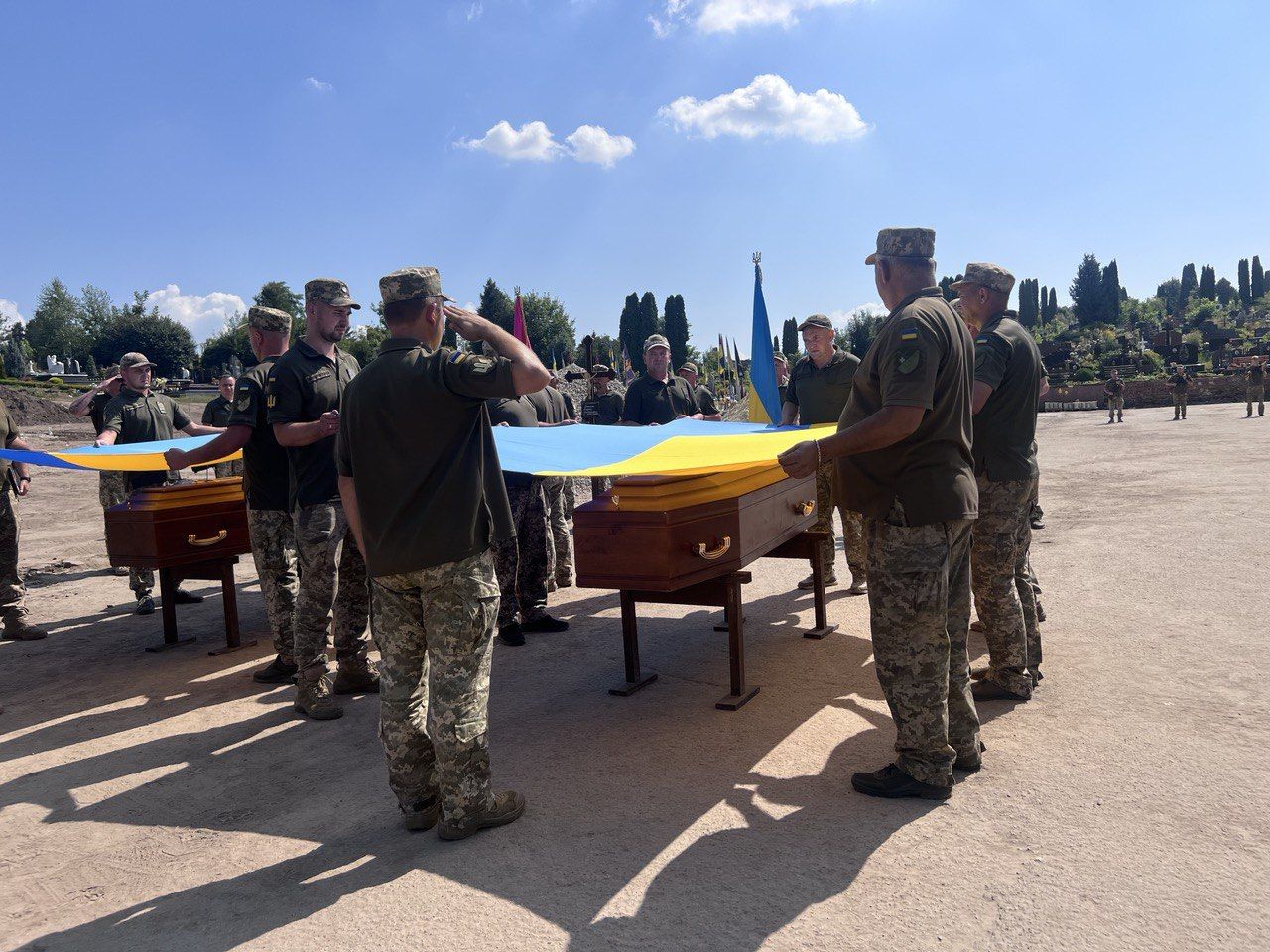 Новини Тернополя - фото з В останню путь провели двох Захисників з Тернополя Павла Бевха та Андрія Печенюка