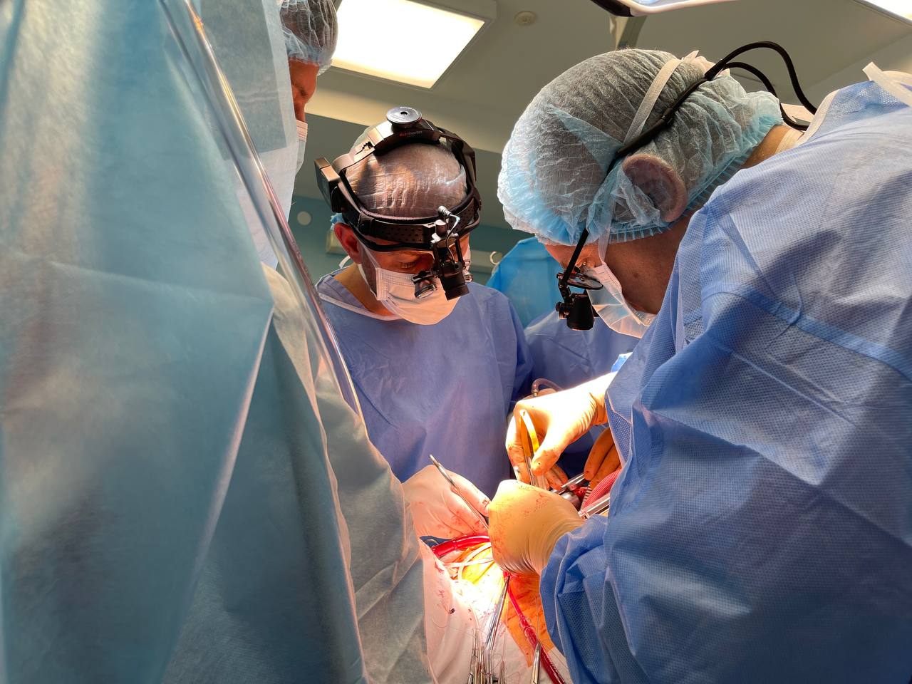 На зображенні може бути: 2 людини та лікарня