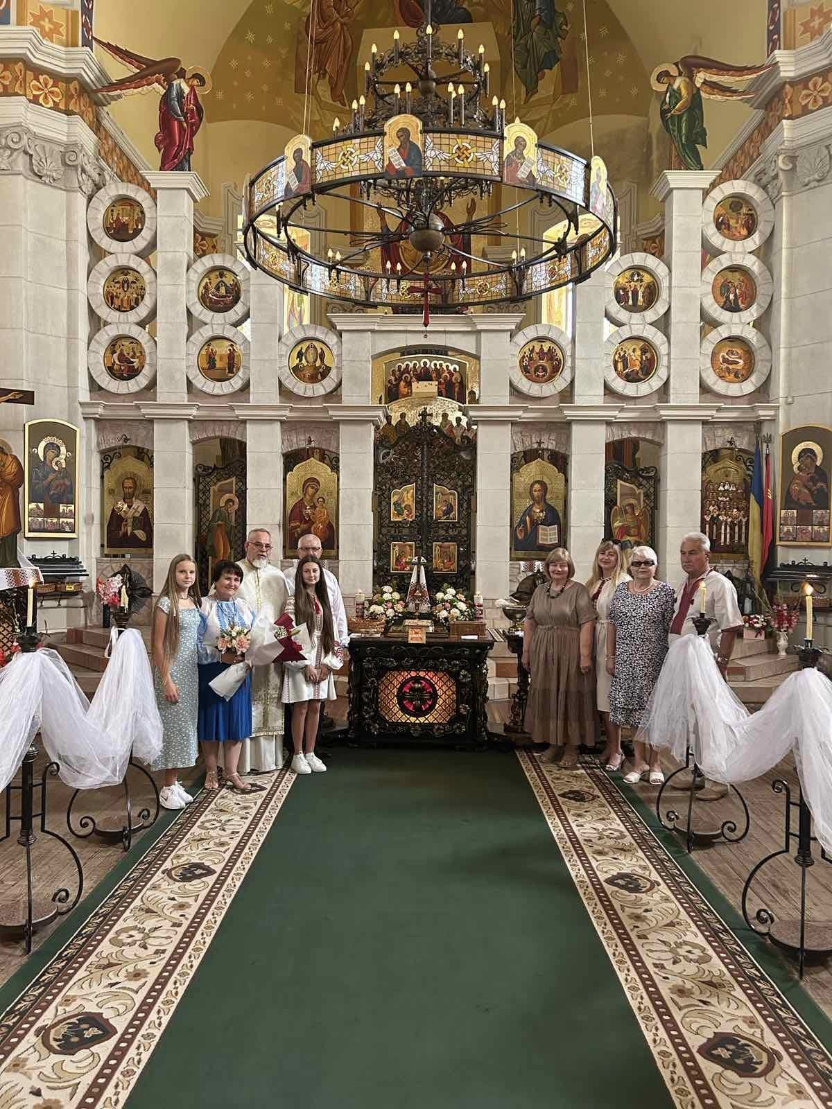 Новини Тернополя - фото з Півстоліття разом: на Зборівщині пара відсвяткувала золоте весілля На зображенні може бути: 7 людей, базиліка Національного храму Непорочного Зачаття та текст