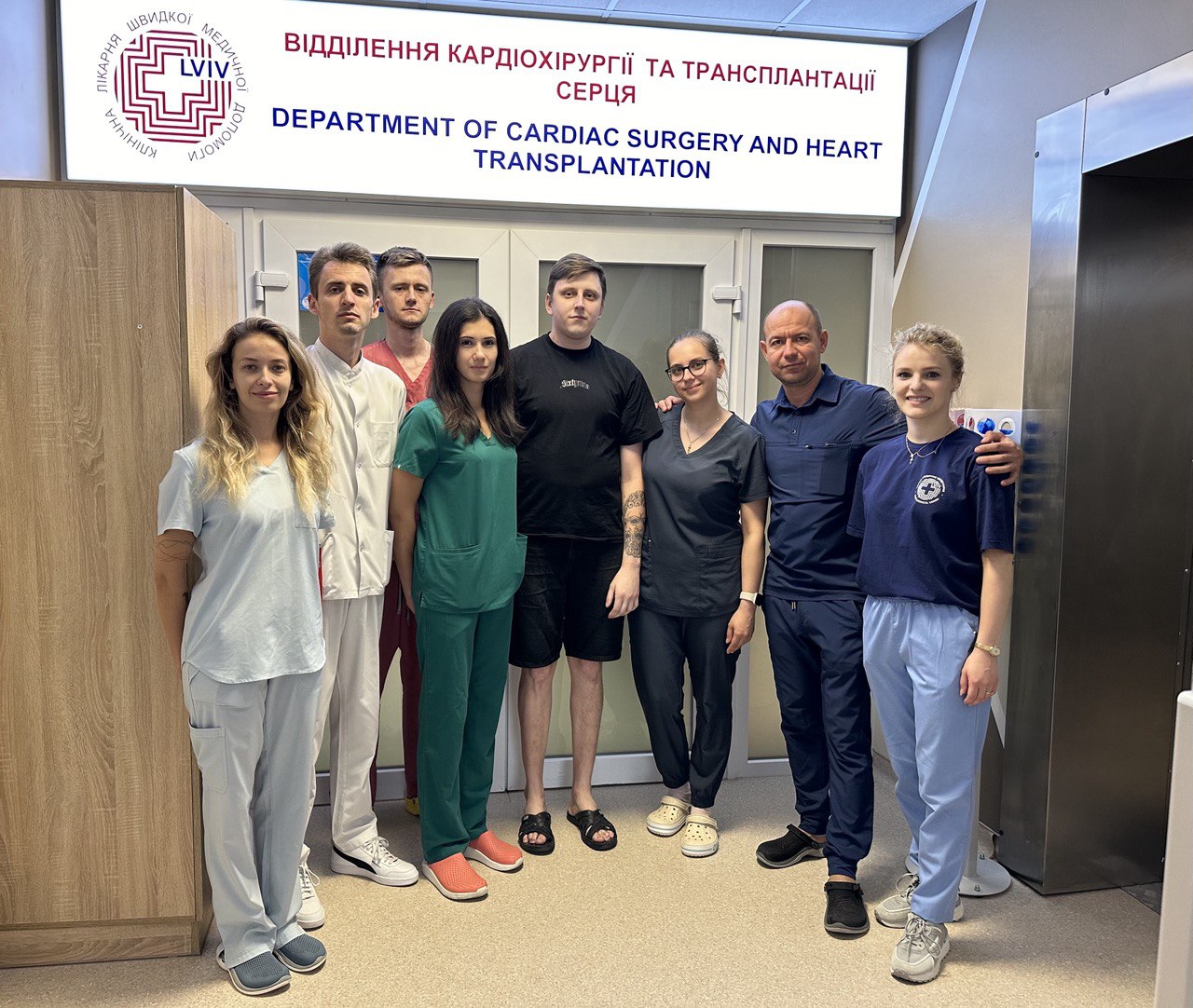 На зображенні може бути: 7 людей, лікарня та текст