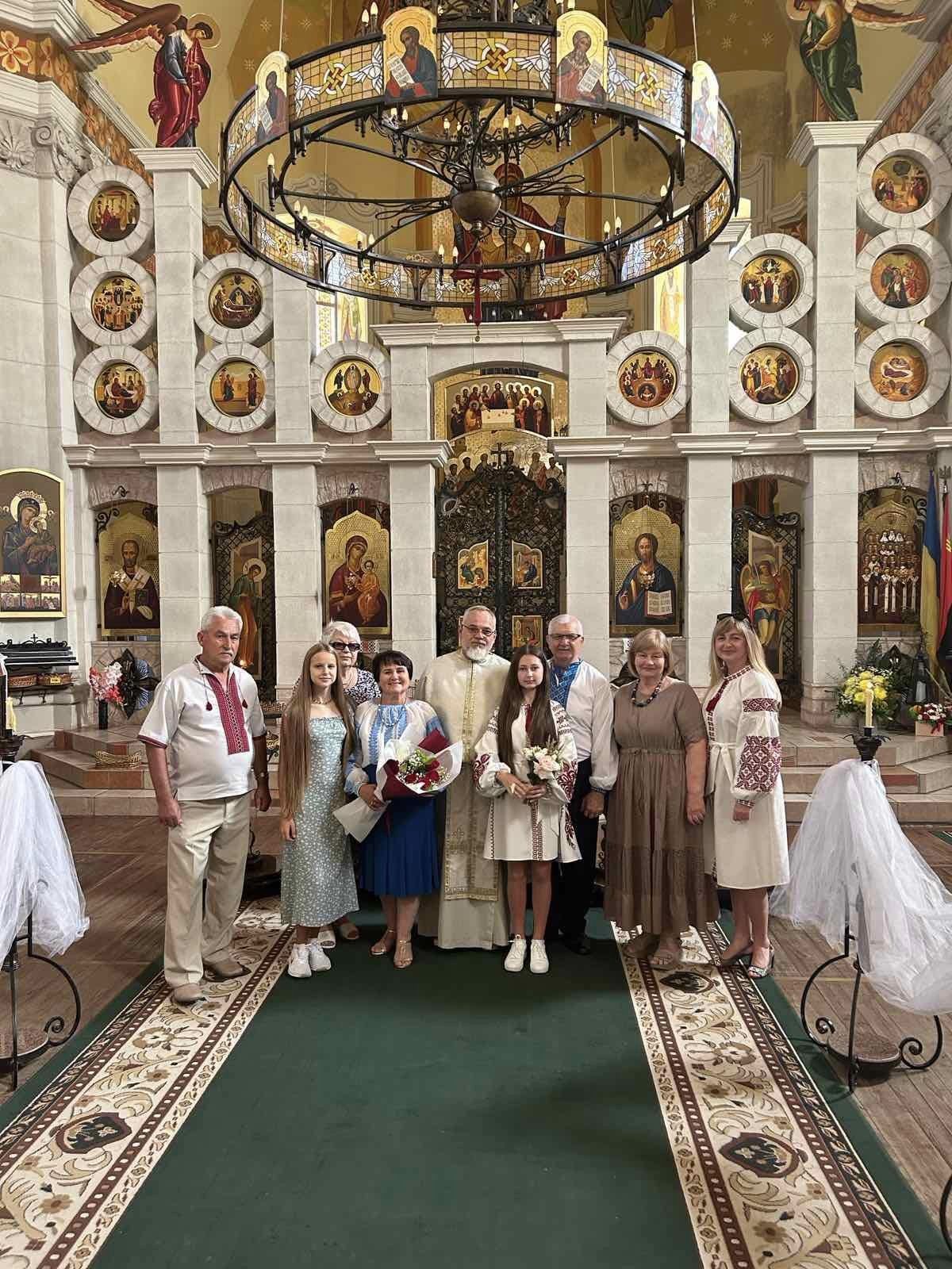 Новини Тернополя - фото з Півстоліття разом: на Зборівщині пара відсвяткувала золоте весілля На зображенні може бути: 8 людей та весілля