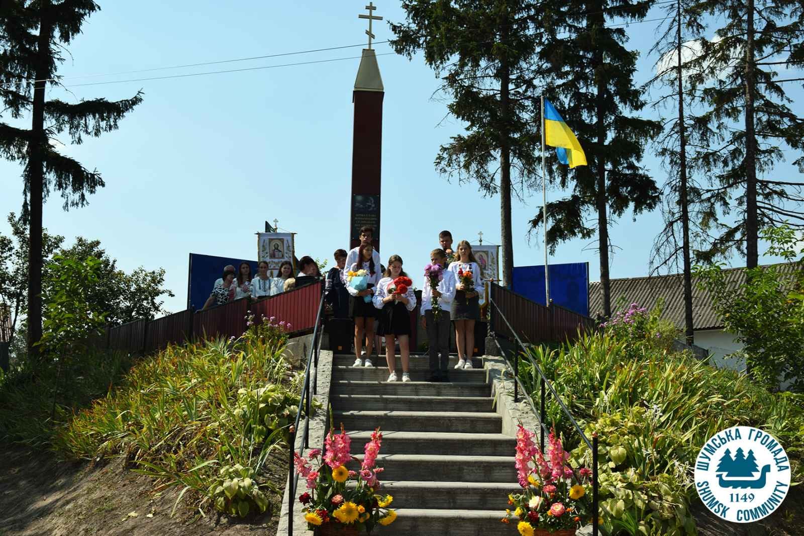 Новини Тернополя - фото з На Шумщині освятили Алею пам'яті на честь загиблих захисників На зображенні може бути: 7 людей, пожежна вишка, пам’ятник та текст
