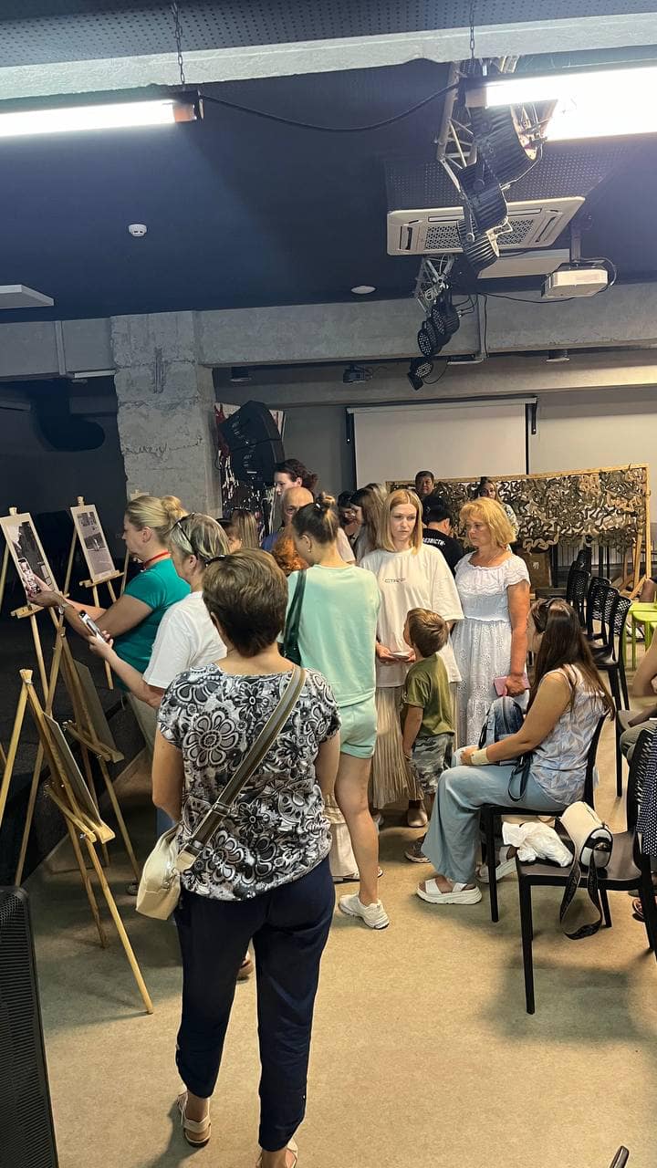 Новини Вінниці - фото з «Не мовчи»: про виставку фоторобіт з акцій на підтримку полонених та зниклих безвісти захисників