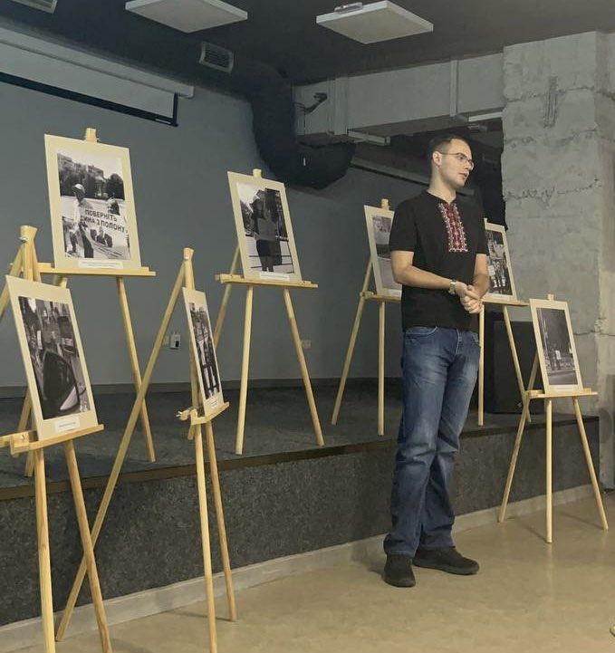 Новини Вінниці - фото з «Не мовчи»: про виставку фоторобіт з акцій на підтримку полонених та зниклих безвісти захисників