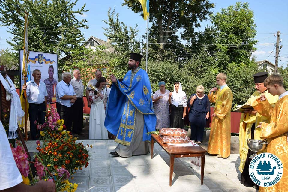 Новини Тернополя - фото з На Шумщині освятили Алею пам'яті на честь загиблих захисників На зображенні може бути: 10 людей та текст