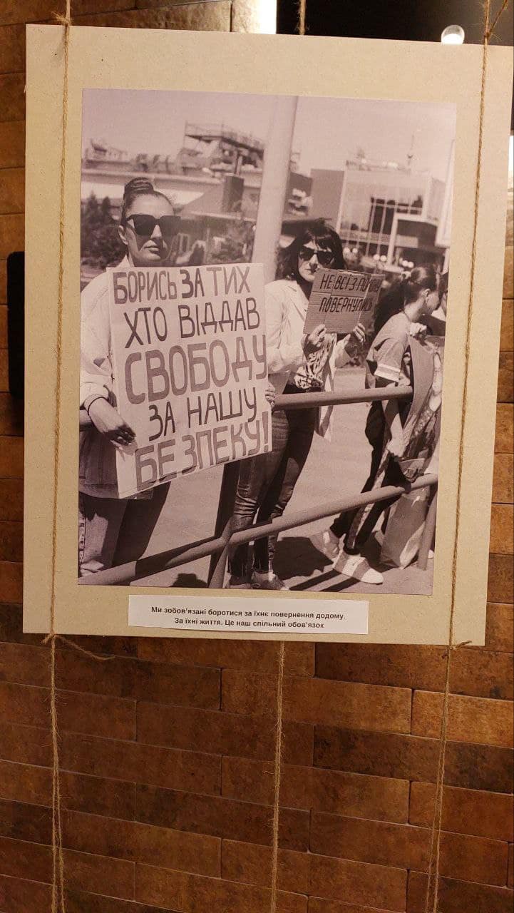 Новини Вінниці - фото з «Не мовчи»: про виставку фоторобіт з акцій на підтримку полонених та зниклих безвісти захисників