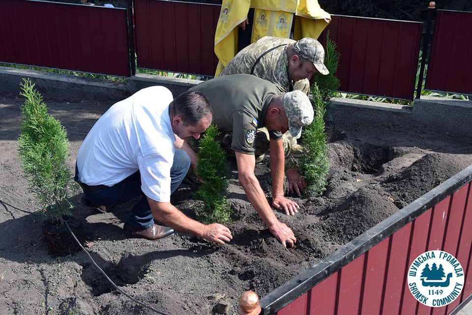 Новини Тернополя - фото з На Шумщині освятили Алею пам'яті на честь загиблих захисників На зображенні може бути: 2 людини та парник
