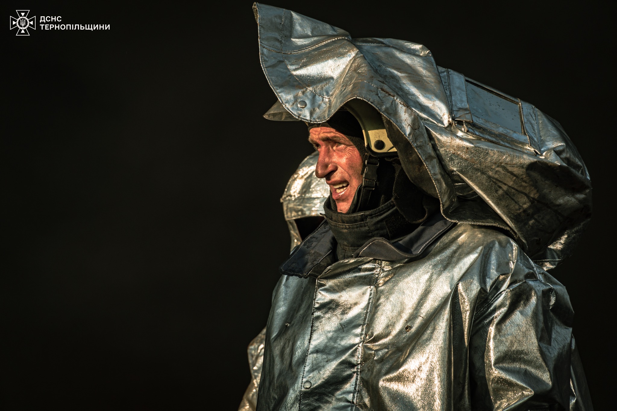 Новини Тернополя - фото з Ті, хто побороли вогонь: в ДСНС показали обличчя рятувальників, які майже півдоби гасили пожежу На зображенні може бути: 1 особа
