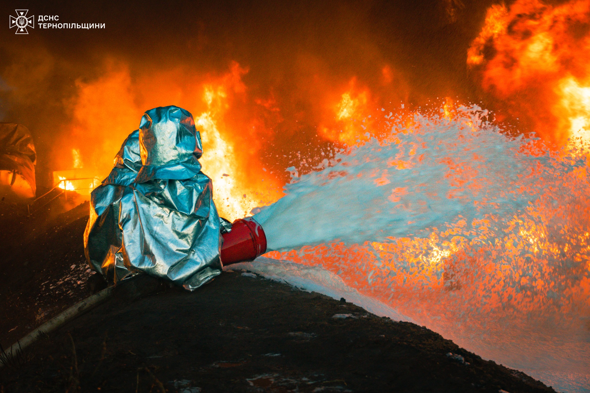 Новини Тернополя - фото з Ті, хто побороли вогонь: в ДСНС показали обличчя рятувальників, які майже півдоби гасили пожежу На зображенні може бути: вогонь та текст