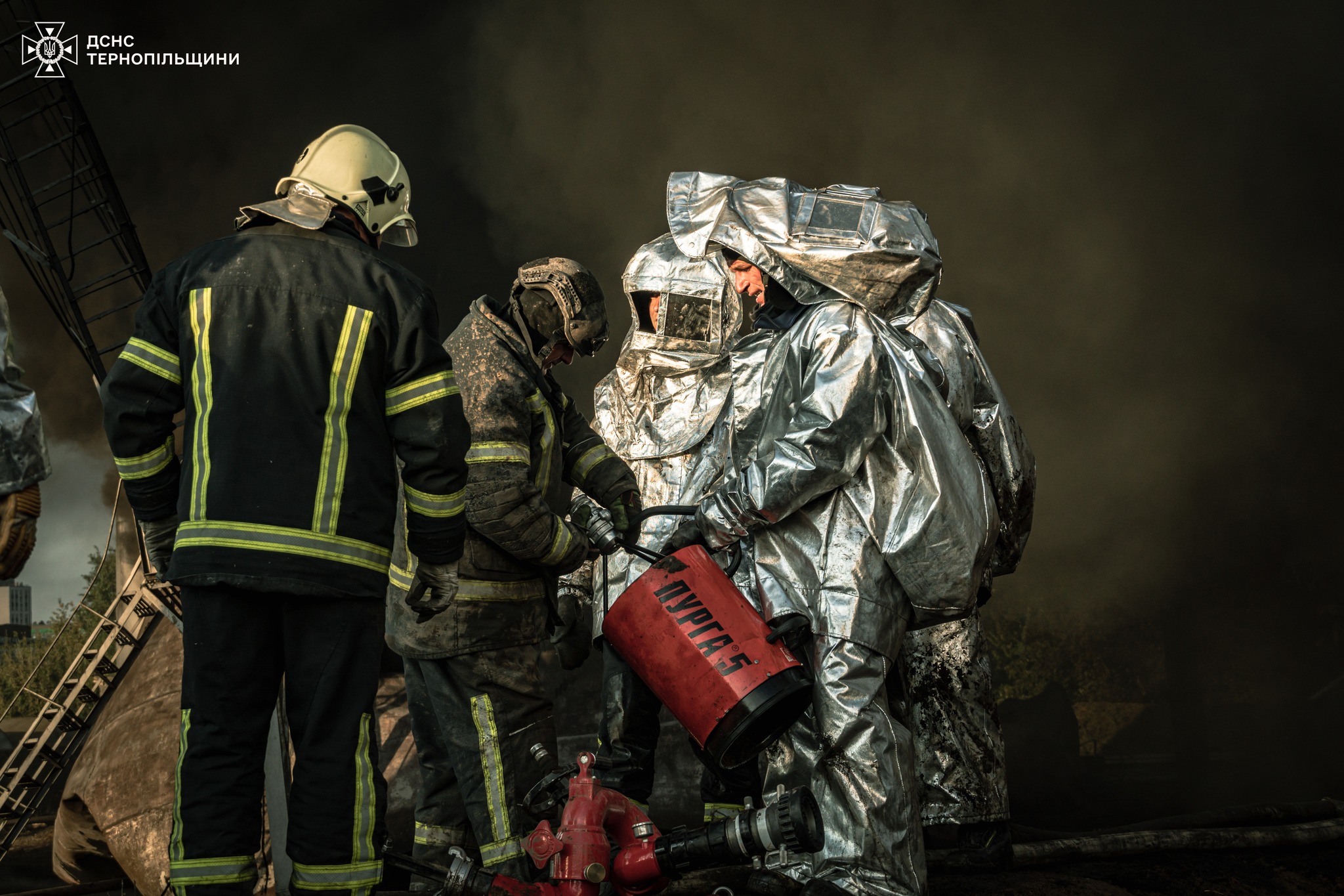 Новини Тернополя - фото з Ті, хто побороли вогонь: в ДСНС показали обличчя рятувальників, які майже півдоби гасили пожежу На зображенні може бути: 3 людини, вогонь та текст