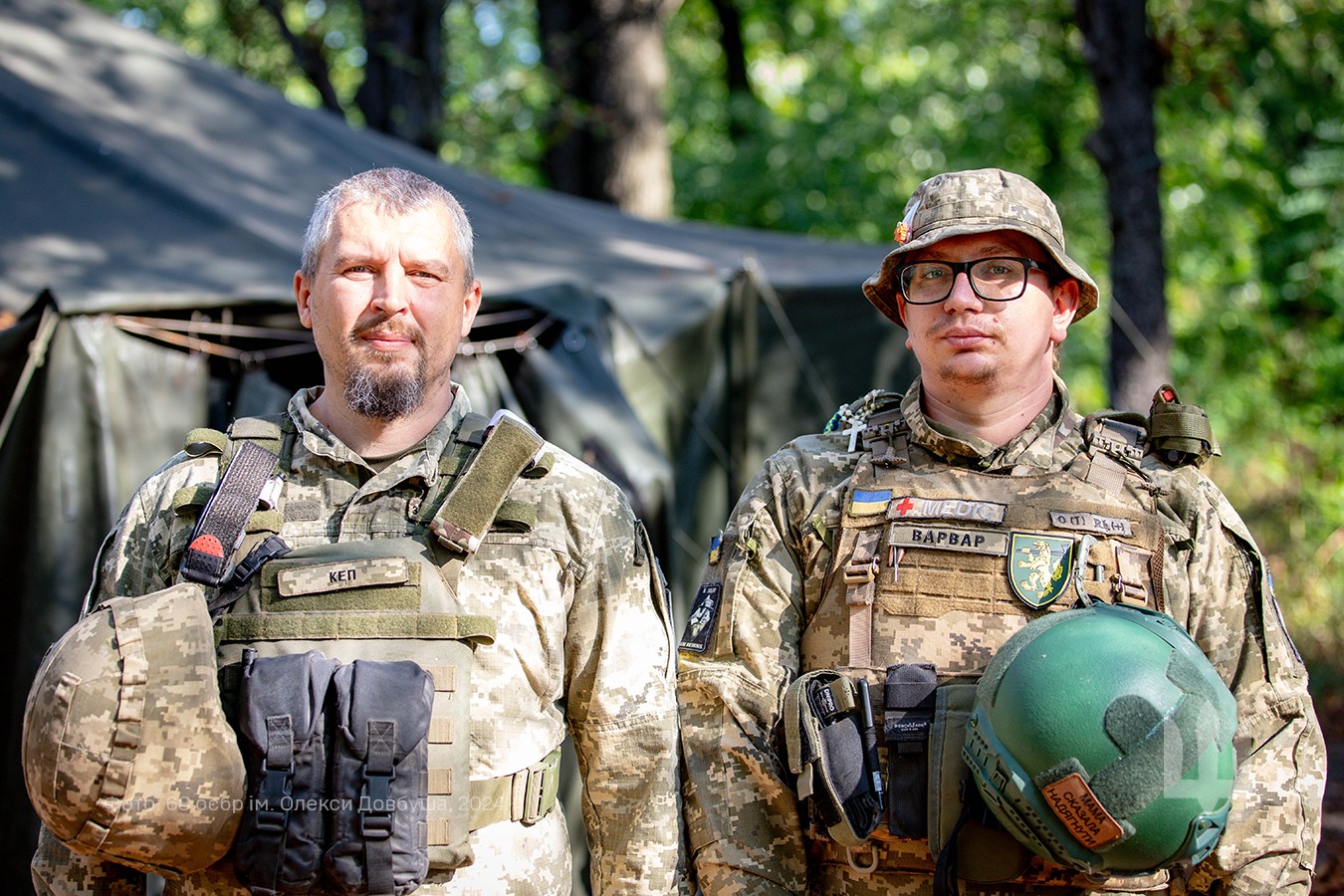 На зображенні може бути: 2 людини та текст