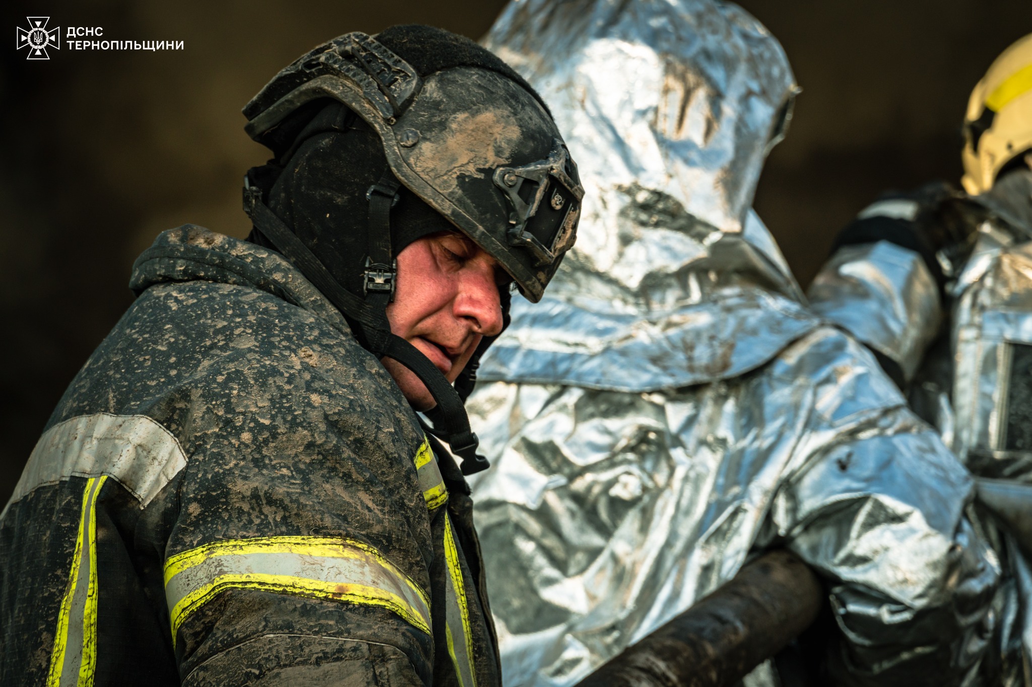 Новини Тернополя - фото з Ті, хто побороли вогонь: в ДСНС показали обличчя рятувальників, які майже півдоби гасили пожежу На зображенні може бути: 1 особа та текст