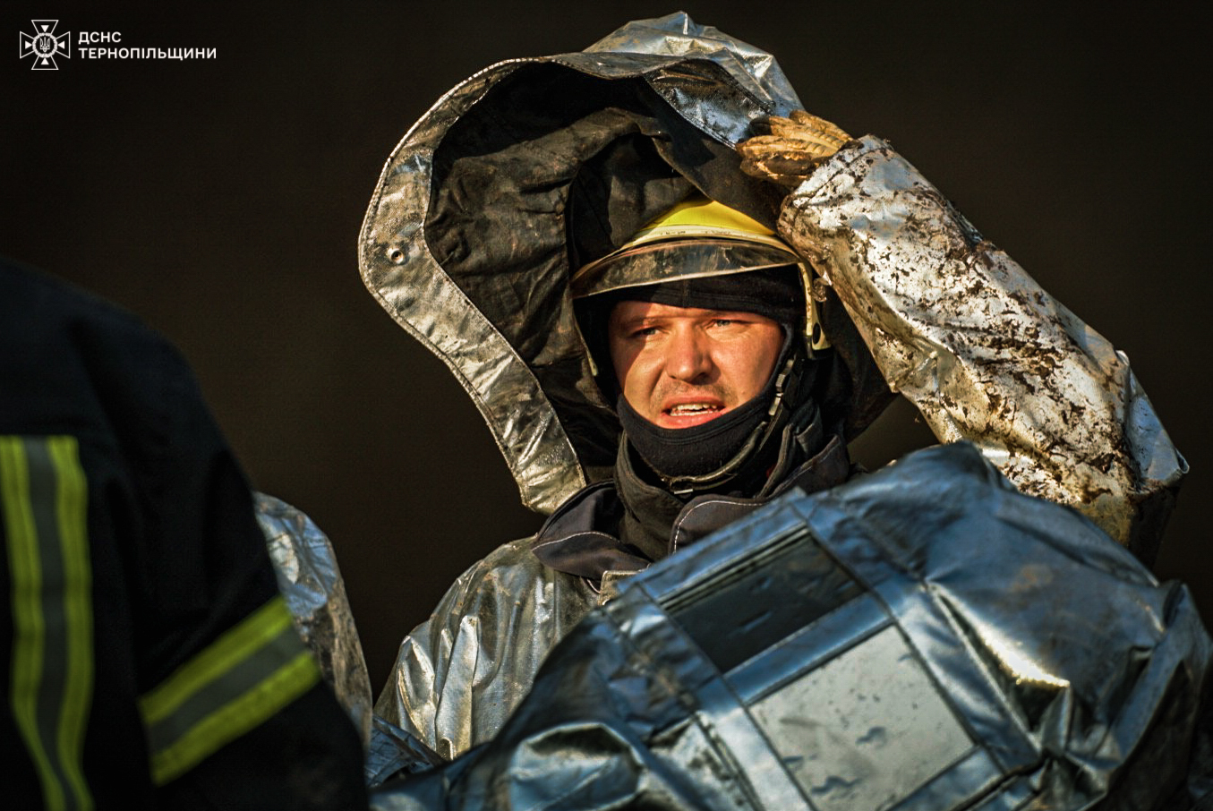 Новини Тернополя - фото з Ті, хто побороли вогонь: в ДСНС показали обличчя рятувальників, які майже півдоби гасили пожежу На зображенні може бути: 1 особа та текст