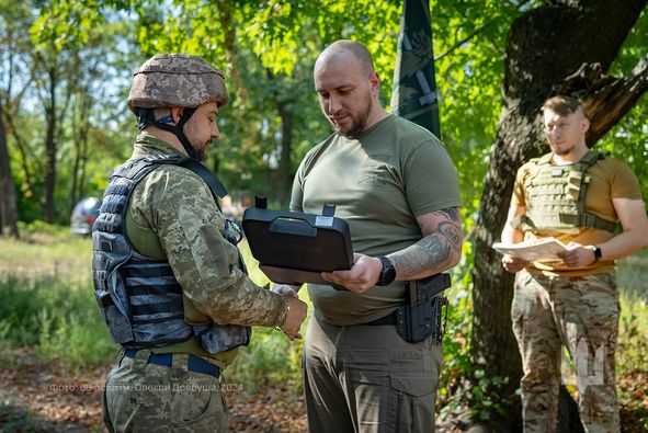 На зображенні може бути: 3 людини та текст