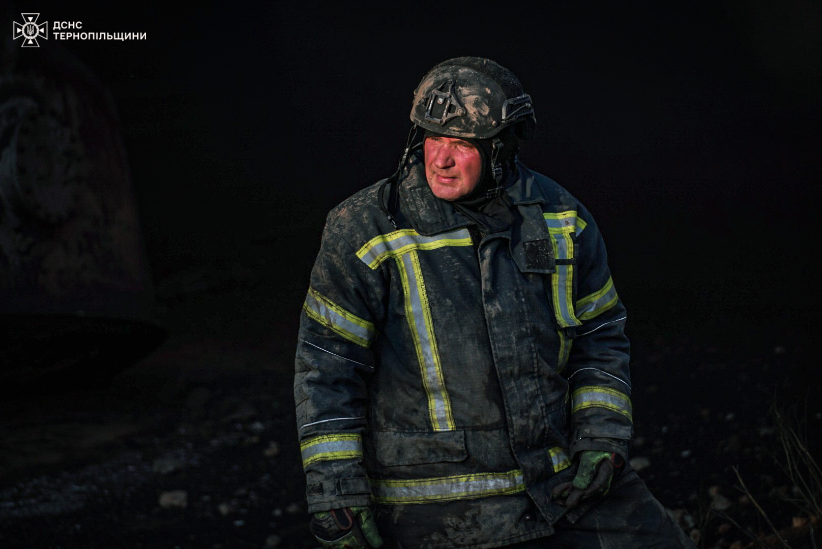 Новини Тернополя - фото з Ті, хто побороли вогонь: в ДСНС показали обличчя рятувальників, які майже півдоби гасили пожежу На зображенні може бути: 1 особа та текст