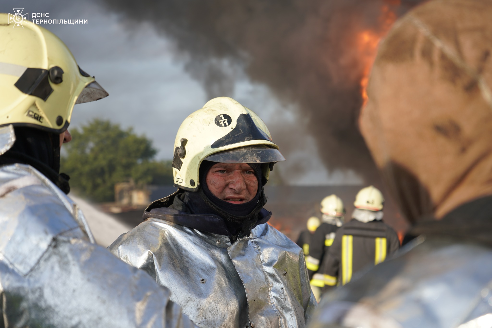 Новини Тернополя - фото з Ті, хто побороли вогонь: в ДСНС показали обличчя рятувальників, які майже півдоби гасили пожежу На зображенні може бути: 3 людини та текст