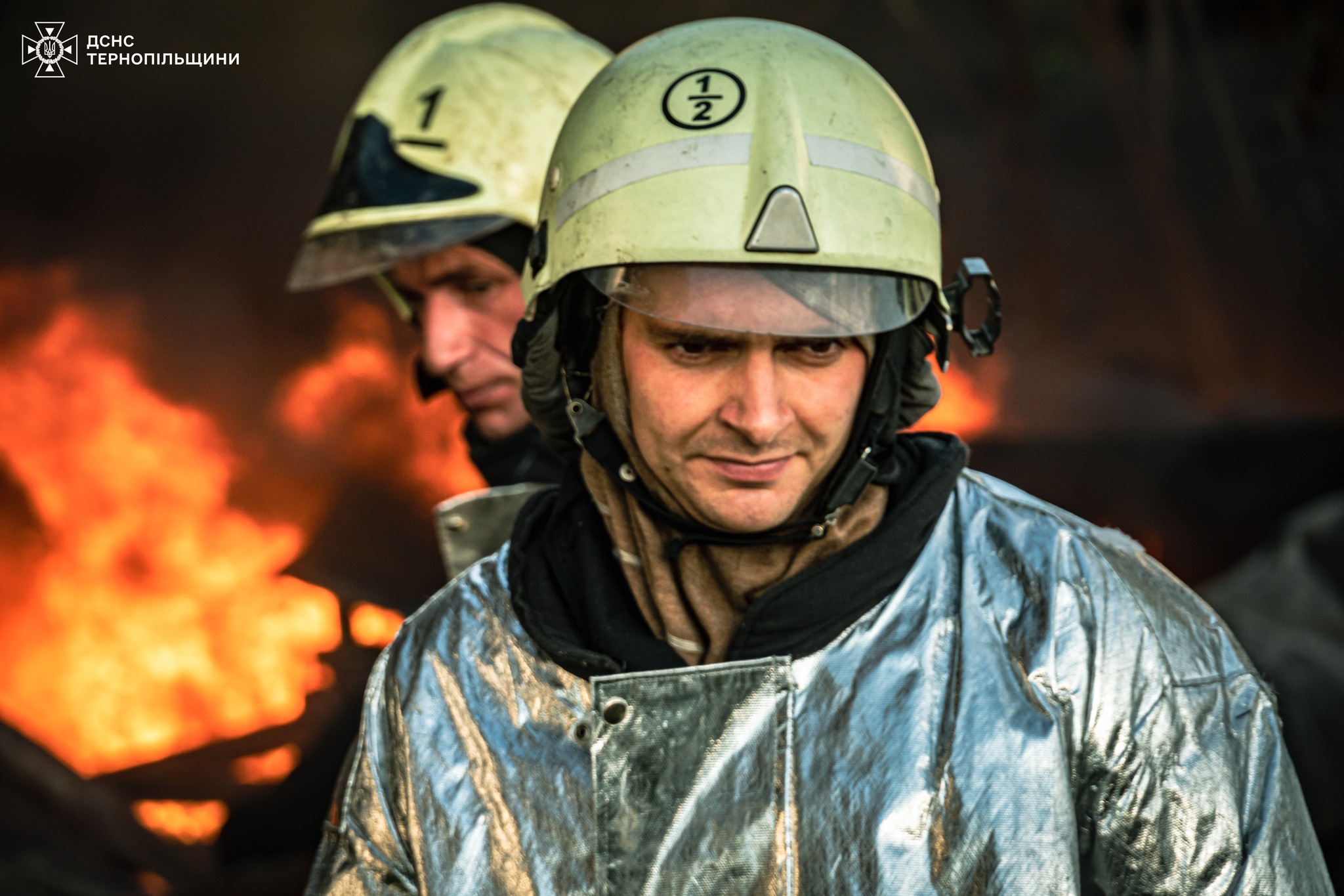 Новини Тернополя - фото з Ті, хто побороли вогонь: в ДСНС показали обличчя рятувальників, які майже півдоби гасили пожежу На зображенні може бути: 1 особа, вогонь, ливарня та текст