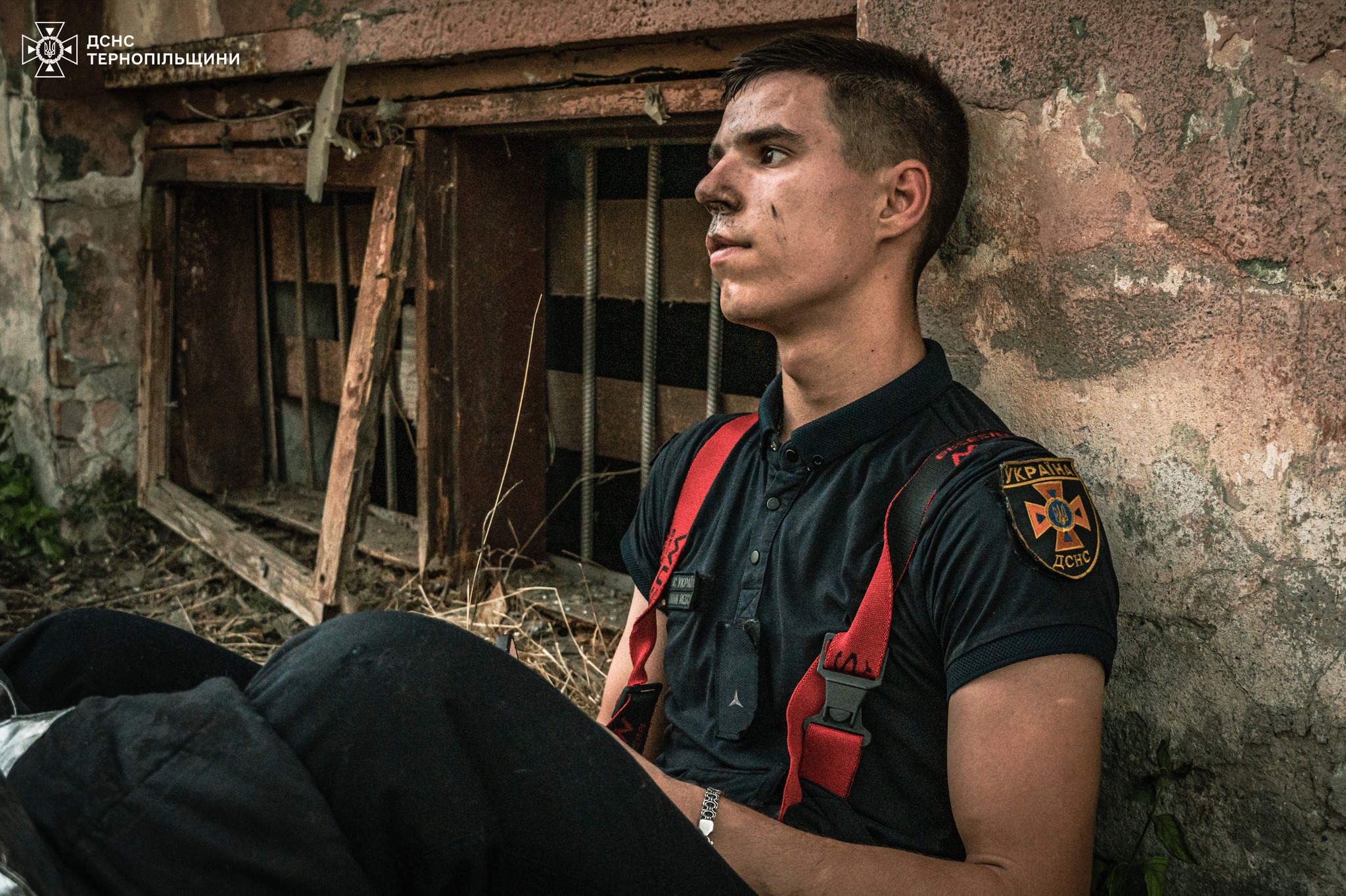 Новини Тернополя - фото з Ті, хто побороли вогонь: в ДСНС показали обличчя рятувальників, які майже півдоби гасили пожежу На зображенні може бути: 1 особа та текст