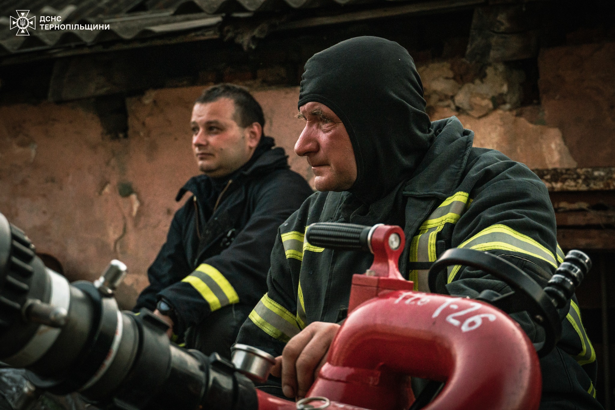 Новини Тернополя - фото з Ті, хто побороли вогонь: в ДСНС показали обличчя рятувальників, які майже півдоби гасили пожежу На зображенні може бути: 2 людини та текст