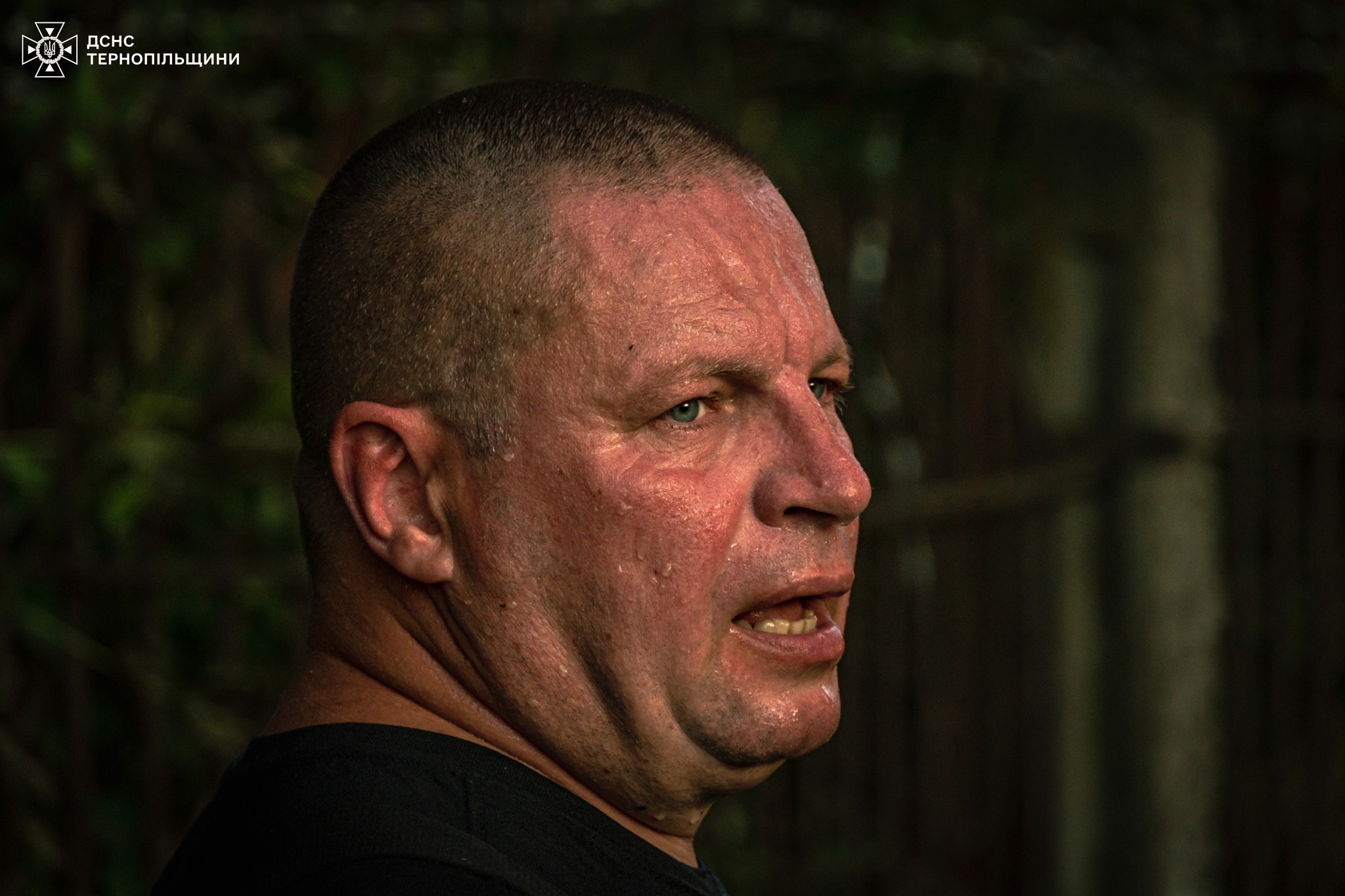 Новини Тернополя - фото з Ті, хто побороли вогонь: в ДСНС показали обличчя рятувальників, які майже півдоби гасили пожежу На зображенні може бути: 1 особа та текст