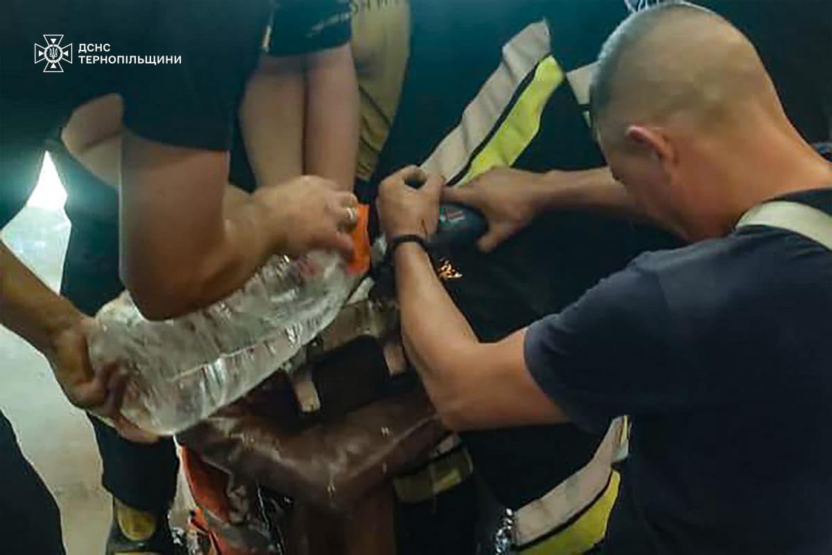 Новини Тернополя - фото з На Чортківщині рятувальники розрізали м'ясорубку, щоб звільнити руку дитини На зображенні може бути: 2 людини, швидка допомога та текст