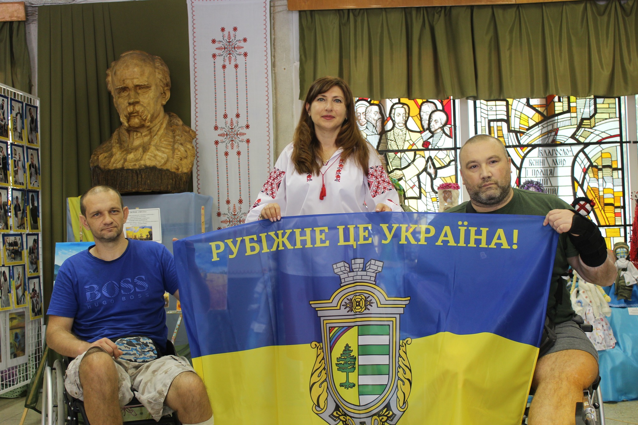 Новини Тернополя - фото з Воїни світла: в Тернополі — унікальна виставка картин, їх написали захисники, які зазнали поранень На зображенні може бути: 3 людини та текст