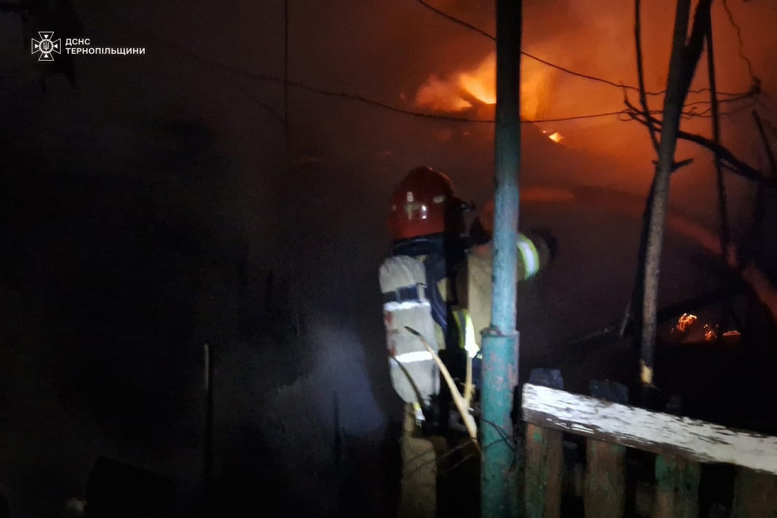 Новини Тернополя - фото з На Чортківщині чоловік загинув, коли копав криницю: засипало 4-метровим шаром землі На зображенні може бути: вогонь та текст