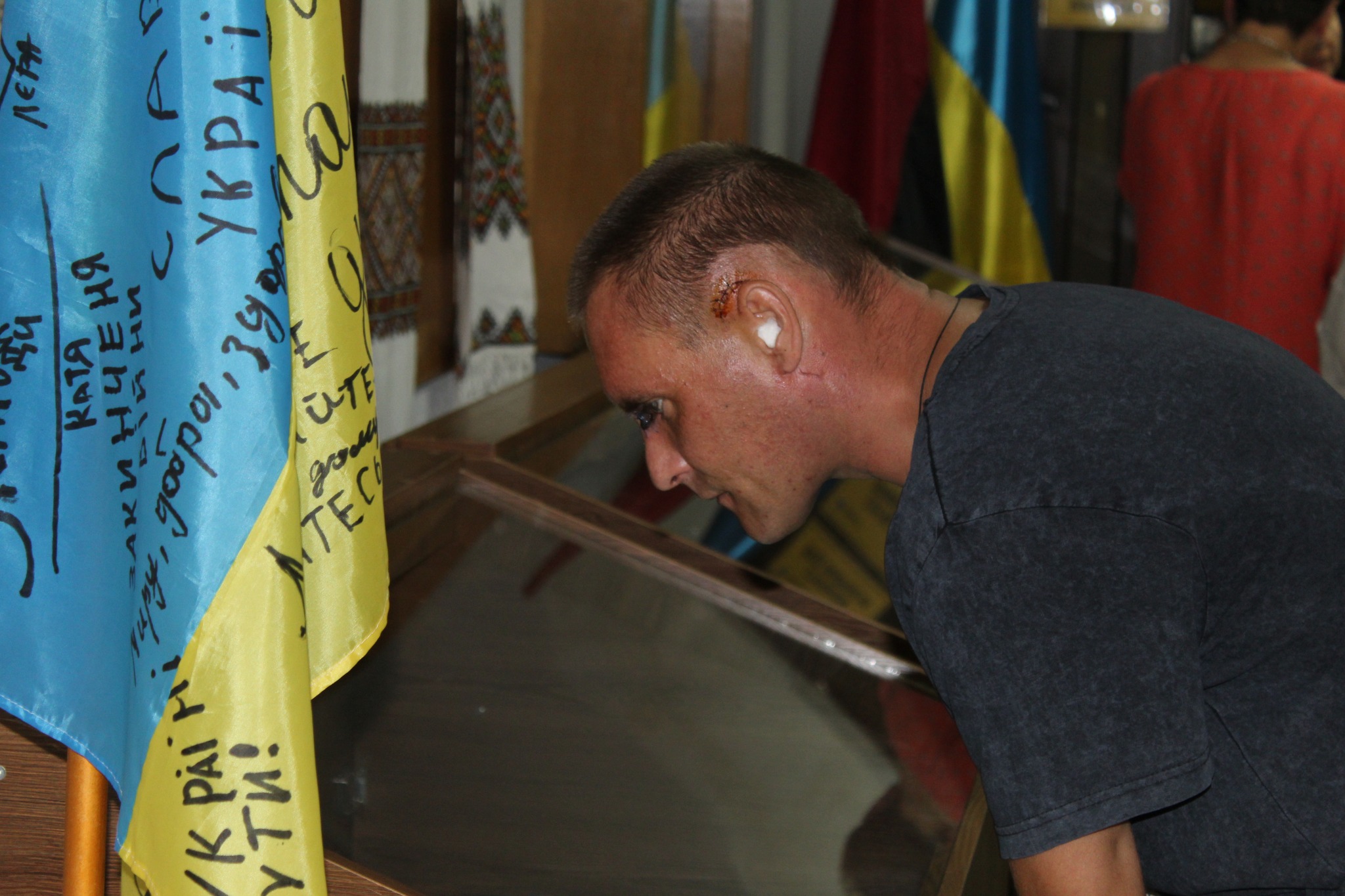 Новини Тернополя - фото з Воїни світла: в Тернополі — унікальна виставка картин, їх написали захисники, які зазнали поранень На зображенні може бути: 1 особа та текст