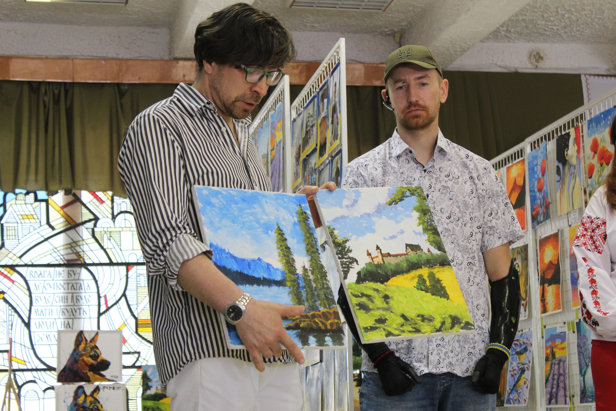 Новини Тернополя - фото з Воїни світла: в Тернополі — унікальна виставка картин, їх написали захисники, які зазнали поранень Можливо, це 3 людини та текст в стилі попарт