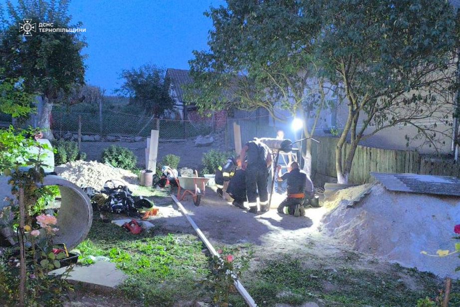 Новини Тернополя - фото з На Чортківщині чоловік загинув, коли копав криницю: засипало 4-метровим шаром землі На зображенні може бути: 7 людей