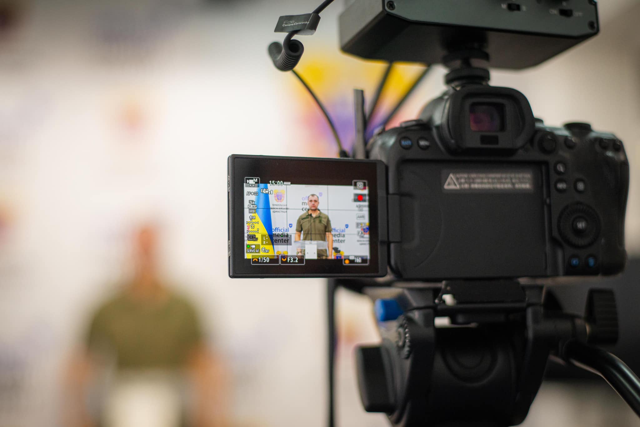 На зображенні може бути: 1 особа та телевізор