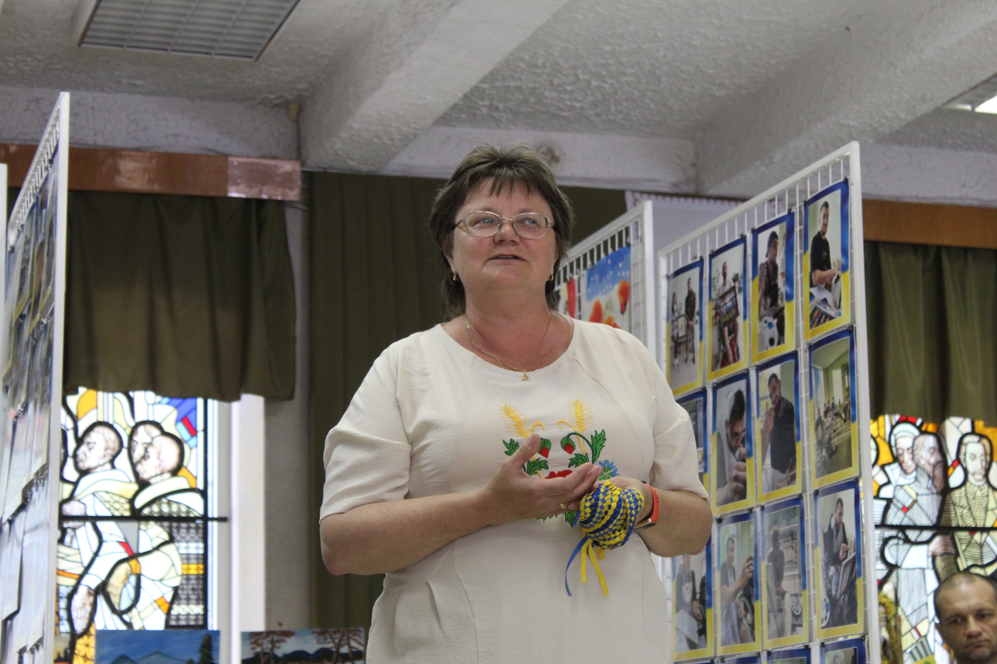 Новини Тернополя - фото з Воїни світла: в Тернополі — унікальна виставка картин, їх написали захисники, які зазнали поранень На зображенні може бути: 2 людини