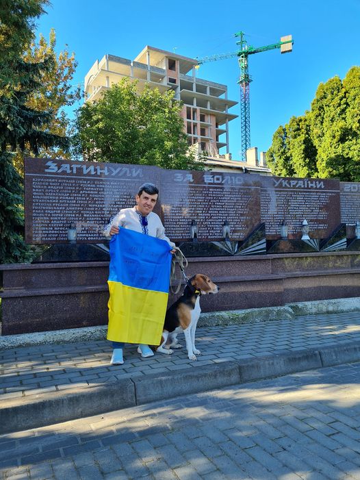 Новини Тернополя - фото з Тернополяни у соцмережах вітають з Днем Державного Прапора На зображенні може бути: 1 особа, пам’ятник та текст