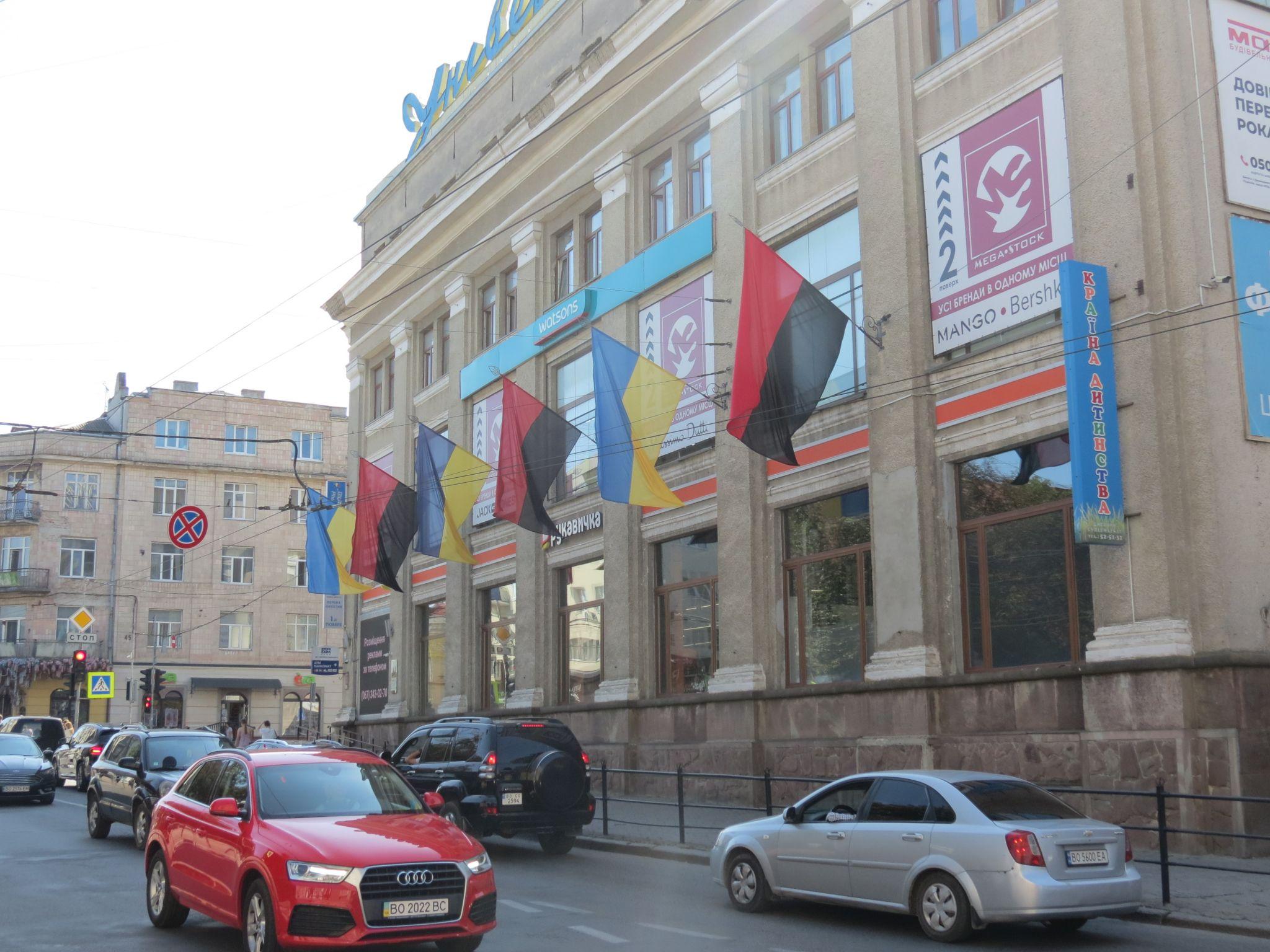 Новини Тернополя - фото з Як прикрасили Тернопіль до Дня Державного прапора