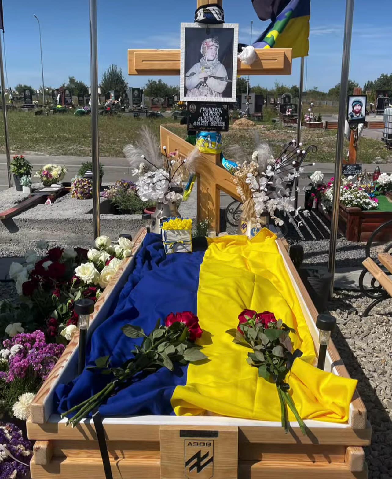 Новини Вінниці - фото з «Алею Слави до Дня Прапора не прибрали»: мати полеглого воїна Назарія «Грєнки»