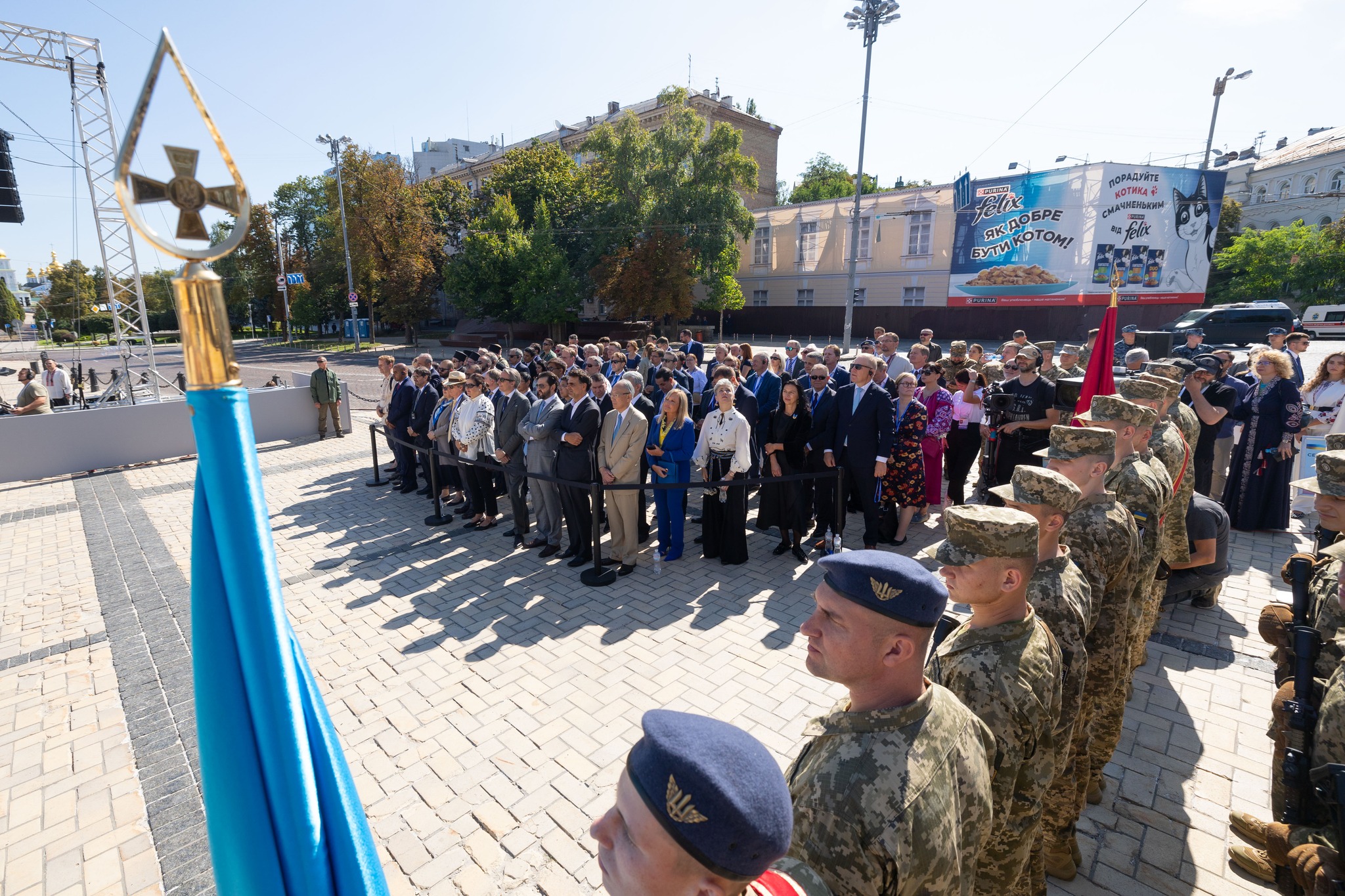 На зображенні може бути: 2 людини та текст